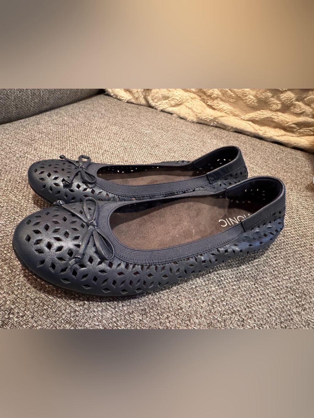 Vionic - Navy Laser-Cut Ballet Flats - like New- size 9